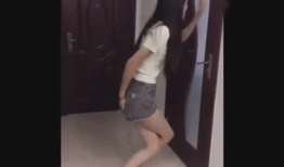 美女尿急视频,美女公共场所突发尿急，现场画面令人尴尬不已